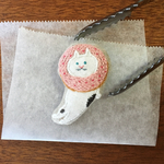 手刺繍リネンブローチ（いちごチョコドーナツ）