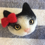 猫のブローチ①（赤リボン）