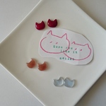 ラメ入りブルーのきらきら可愛いねこ ピアス（ノンホールピアス）