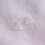 小さなパールの三角ピアス/イヤリング