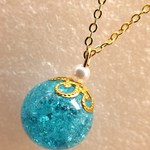 【８月限定100円OFF】クラックビー玉ネックレス（スカイブルー）