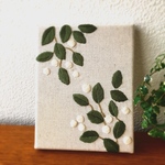 白い実 刺繍 ファブリックパネル 