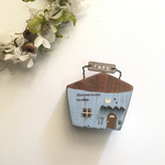 ダスティブルー色のカフェ