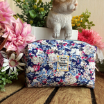 鮮やかな花柄ポーチ
