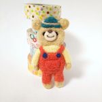 赤サロペットくまのブローチ【羊毛フェルト】