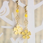 お花チャームのイヤリングorピアス（きいろ）
