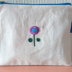 紫っぽいお花刺繍のポーチ