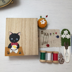 手のひらの裁縫箱「黒猫母さん刺繍をする」送料無料