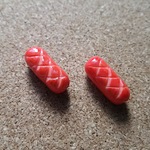 赤いウインナーのピアス