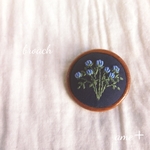 花咲くまで   刺繍木枠ブローチ  4.5㎝