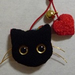 ちりめん根付け　ねこ  (黒猫&ハート) B