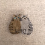 陶土のねこのブローチ(寄り添う猫）