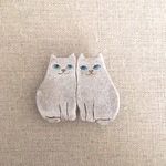陶土のねこのブローチ(寄り添う猫）