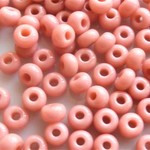 チェコガラスシードビーズ　いちごミルク2ｍｍ