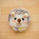 お花を持ったまんまるハリネズミちゃんブローチ
