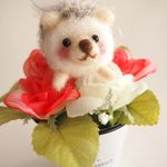 お花とハチさんハリネズミちゃん（レッド）