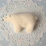 ふんわりかわいい白くまブローチ（白カシミア）