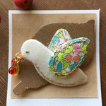 赤い実と鳥のブローチ no.2