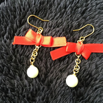 大人気❗️️リボンとパールの揺れるピアス