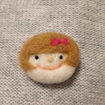 ミニサイズ☆羊毛フェルトの女の子ブローチ ピンクのリボンのおかっぱちゃん