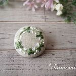 シロツメクサのリースの刺繍ブローチ