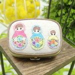 花刺繍のアクセサリーケース　角型（マトリョーシカ）お一人様1点