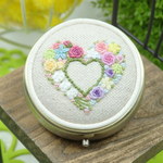 花刺繡のアクセサリーケース　(ハートのリース）お一人様1点