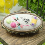花刺繡のソーイングセット　（たまご色の糸と仲間たち）お一人様1点