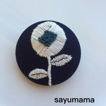 再販☆刺繍☆くるみボタンのブローチ