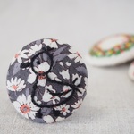 お花畑のカモフラ　あひる　刺繍ブローチ　