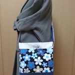 帆布、ショルダーバッグ、黒地青い花柄、軽い、チャック