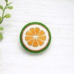 オレンジの刺繍ワッペンブローチ