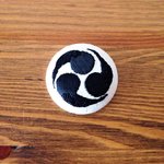 刺繍ボタンブローチ　「三つ巴猫」