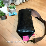 大人可愛い ボディバック  小花型押しブラック