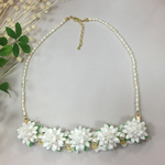 つまみ細工でできたシロツメクサのネックレス