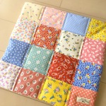 42cm×42cm　四角つなぎのパッチワーク　ミニおざぶ　マルチマット　kukka
