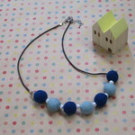 羊毛ボールネックレス7連タイプ（青）