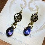 【送料無料】 ドロップ＆花模様透かしパーツのピアス（カラー：パープル＆ゴールド）