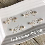 コットンパールのワイヤーリボン樹脂ピアス