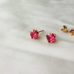 咲き乱れる花色のプチピアス