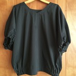 そでふんわりドルマン★黒×グレーのストライプ　ヘアゴムおまけ付き