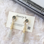 シルバータッセルのビジューピアス 