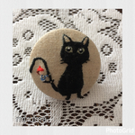 黒猫しっぽにしがみつく小人