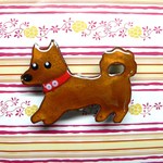 七宝焼・金茶色の犬の帯留め