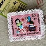 切手のような刺繍ブローチ