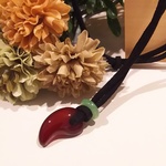 天然石 赤メノウ 勾玉の革ひもネックレス