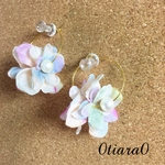 春にぴったり♡オーロラ色のフラワーフープピアス