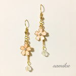 スワロフスキーの揺れる桜ピアス