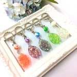 マーブルビーズと輝く花びらキーホルダー