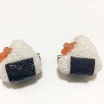 おにぎりブローチ（いくら）